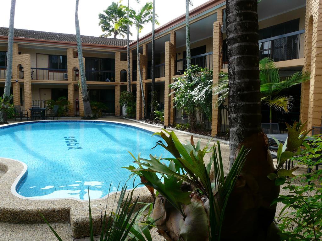 Oasis Inn Apartments Cairns Exterior photo