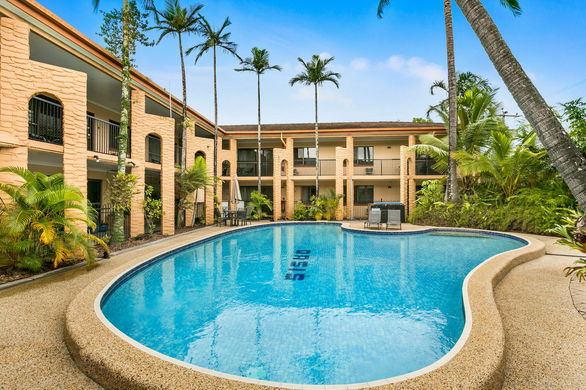 Oasis Inn Apartments Cairns Exterior photo